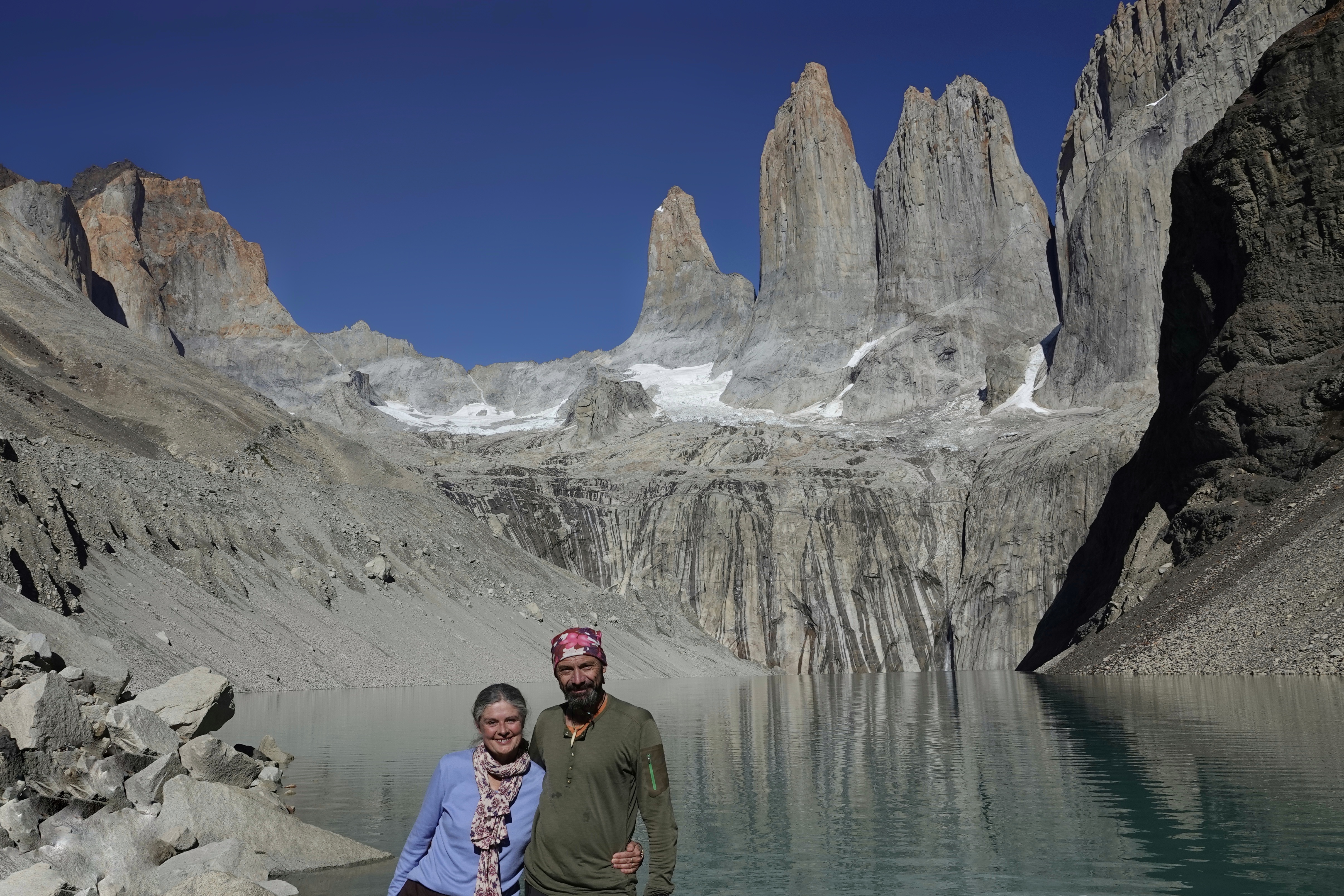 Isa et Manu devant les Torres del Paine